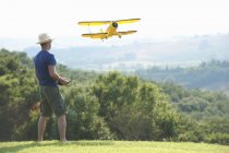 Homem voando avião modelo — Fotografia de Stock