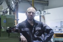 Kaukasischer erwachsener Mann arbeitet in Schleiferei — Stockfoto