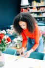 Floristería femenina preparando etiquetas para taller de arreglos florales - foto de stock