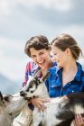 Jovens mulheres segurando cabras de criança, Tirol, Áustria — Fotografia de Stock