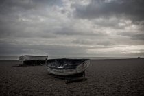 Bateaux de pêche sur la plage, Aldeburgh, Suffolk, Angleterre — Photo de stock