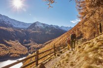 Mother and son hiking along pathway, Schnalstal, South Tyrol, Italy — Stock Photo