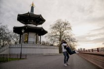 Romantischer junger Mann hebt Freundin in ramptersea park, london, uk — Stockfoto