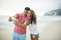 Jeune couple prenant selfie sur la plage d'Ipanema, Rio de Janeiro, Brésil — Photo de stock
