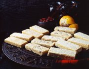 Selección de toda la mantequilla escocesa shortbread en bandeja de madera - foto de stock