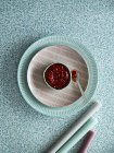 Pudding von oben mit Marmeladenbelag auf Teller — Stockfoto