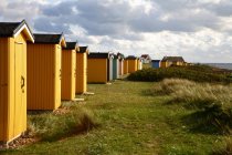 Cabanas coloridas no campo gramado — Fotografia de Stock