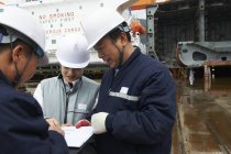 Travailleurs discutant de plans au chantier naval, GoSeong-gun, Corée du Sud — Photo de stock