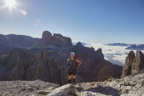 Escursionista femminile che guarda le Dolomiti, Sexten, Alto Adige, Italia — Foto stock