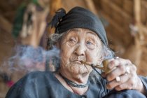 Mujer mayor fumando pipa, Estado de Shan, Kengtung, Birmania - foto de stock