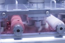 Close-up tiro de prata máquinas de fabricação médica, conceito farmacêutico — Fotografia de Stock