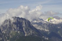 Lone paraglider paragliding in snow capped Julian Alps, Bovec, Slovakia — Stock Photo