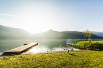 Дерев'яний пірс у сільському озері — стокове фото