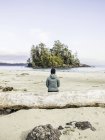 Woman looking out at island from Long Beach, Pacific Rim National Park, Vancouver Island, British Columbia, Canadá — Fotografia de Stock