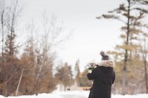 Женщина с собакой на открытом воздухе — стоковое фото