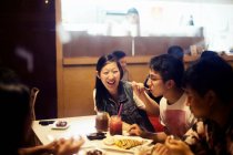 Freunde essen Dessert im Café — Stockfoto