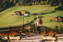 Woman enjoying view by wooden fence, Santa Maddalena, Dolomite Alps, Val di Funes (Funes Valley), South Tyrol, Itália — Fotografia de Stock