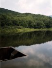 Colina rural refletida no lago — Fotografia de Stock