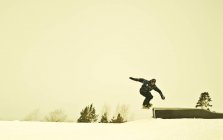 Молоді чоловіки сніг кордоні середина повітря на горі — стокове фото