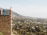 Середині дорослих жінка, стоячи на балконі, дивлячись на вигляд, Mijas, Андалусия, Іспанія — стокове фото