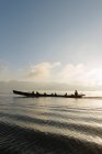 Silhueta de barco no lago, Nyaung Shwe, Inle Lake, Birmânia — Fotografia de Stock