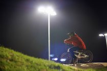 BMX-cycliste à cheval la nuit — Photo de stock