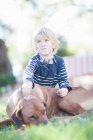 Junge mit Stethoskop auf Hund — Stockfoto