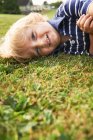 Молодий хлопчик грає в саду — стокове фото