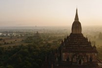 Вид на храм при сходом сонця, Баган, М'янма — стокове фото
