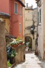 Vista del callejón entre edificios, Menton, Francia - foto de stock