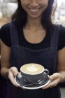 Porträt eines Barista, der Cappuccino serviert — Stockfoto