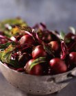 Alimentos, verduras, remolacha cruda con hojas en colador - foto de stock