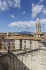 Kathedralentreppe und dahinter die Kirche Sant Felix. Altstadt von Girona — Stockfoto