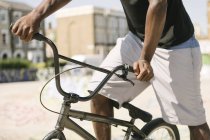 Colpo ritagliato di giovane su BMX bicicletta in skatepark — Foto stock