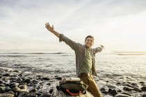 Retrato de homem feliz na praia em Juan de Fuca Provincial Park, Vancouver Island, British Columbia, Canadá — Fotografia de Stock