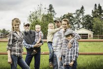 Multi generazione in fattoria guardando la fotocamera sorridente — Foto stock