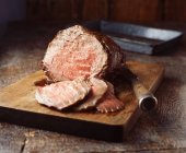 Lombo de carne de bovino em tábua de corte de madeira — Fotografia de Stock
