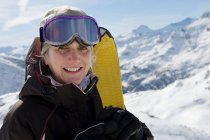 Reife Skifahrerin mit Skiern — Stockfoto