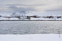 Neve coberto paisagem e casas distantes, Andenes, Lofoten Islands, Noruega — Fotografia de Stock