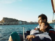 Giovane coppia su yacht seduta ritratto — Foto stock