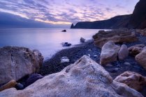 La formación rocosa de Yashmoviy Beach cerca de Sebastopol, la Crimea, Ucrania - foto de stock