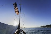 Yacht and American flag, Sausalito, California, USA — Stock Photo