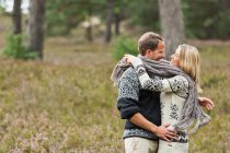 Metà coppia adulta avvolto in sciarpa abbraccio — Foto stock