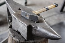 Hammer on iron anvil — Stock Photo