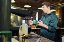 Caucasien mâle barista faire café — Photo de stock