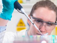 Wissenschaftler pipettiert Probe im Labor in ein Eppendorfer Fläschchen — Stockfoto