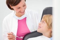 Junge beim Check, Zahnarzt hält Zahnspiegel — Stockfoto