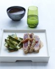 Sesamkrusten-Thunfisch auf Teller serviert — Stockfoto