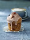 Muffin glassa alla fragola sulla tovaglia blu — Foto stock
