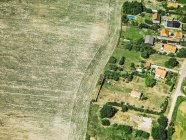 Сельский пейзаж с домами — стоковое фото